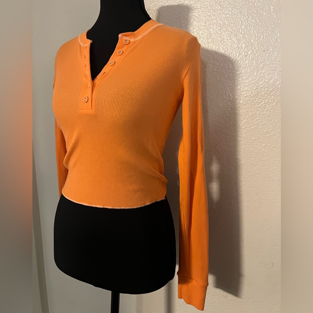 SKIMS Apricot Long-Sleeve Crop Henley Crop Top - Picture 2 of 6